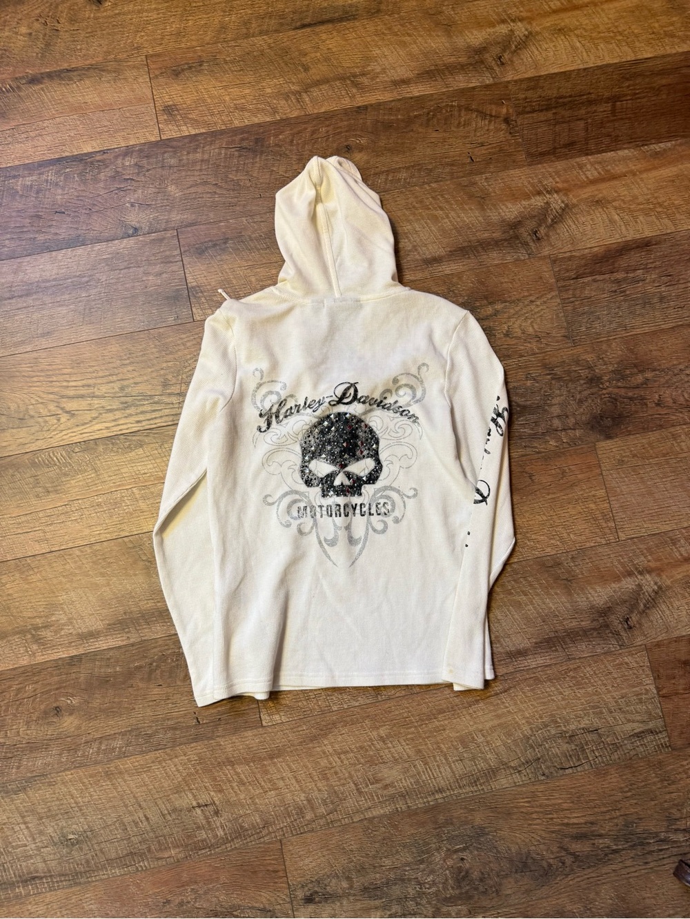 Harley-Davidson Cream Hoodie with Black Skull Graphic